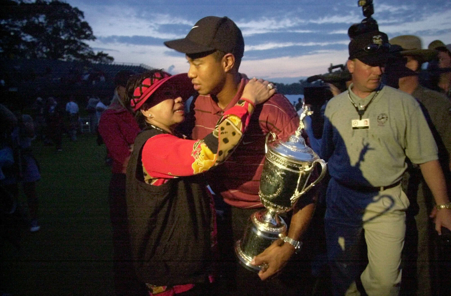 2002: Tiger Woods becomes first player since Jack Nicklaus to capture first two majors of year